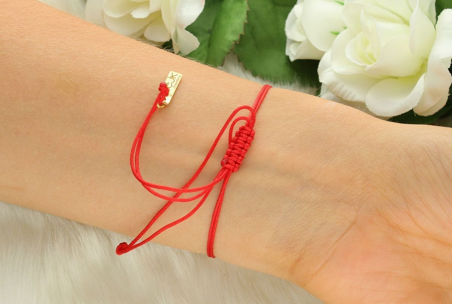 Bransoletka damska srebrna pozłacana próby 925 z zawieszką łapki psa na czerwonym sznurku. Waga 1,23 g, wymiary 1,7 x 1,5 cm, zapięcie regulowane. Idealna dla miłośniczek zwierząt.jpg